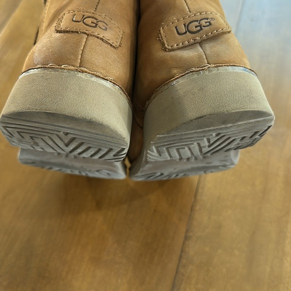 UGG, leather fur lined women’s ankle boots with zippers - Picture 7 of 9